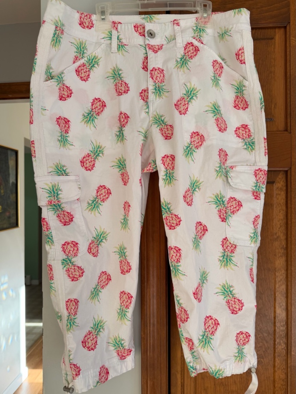 Time and Tru White Pineapple Print Cargo Capris Women’s 16